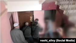 Кадры с опубликованного в интернете видео рейда КГБ, в ходе которого погибли сотрудник IT-компании и сотрудник КГБ