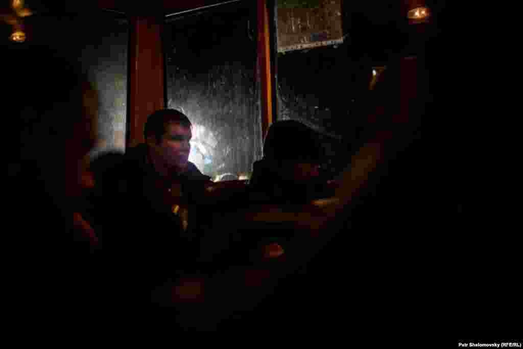 Донецк, обмен пленными между сепаратистами "ДНР" и киевскими силовиками, представители "ДНР" отпустили 16 человек. Фото Петр Шеломовский, "Настоящее время" 