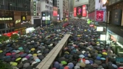 В Гонконге сотни тысяч протестующих вышли на марш, несмотря на запрет полиции В Гонконге сотни тысяч протестующих вышли на марш, несмотря на запрет полиции