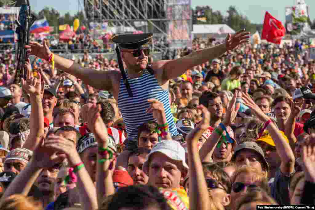 Фанаты в матросской униформе на фестивале "Нашествие-2015"