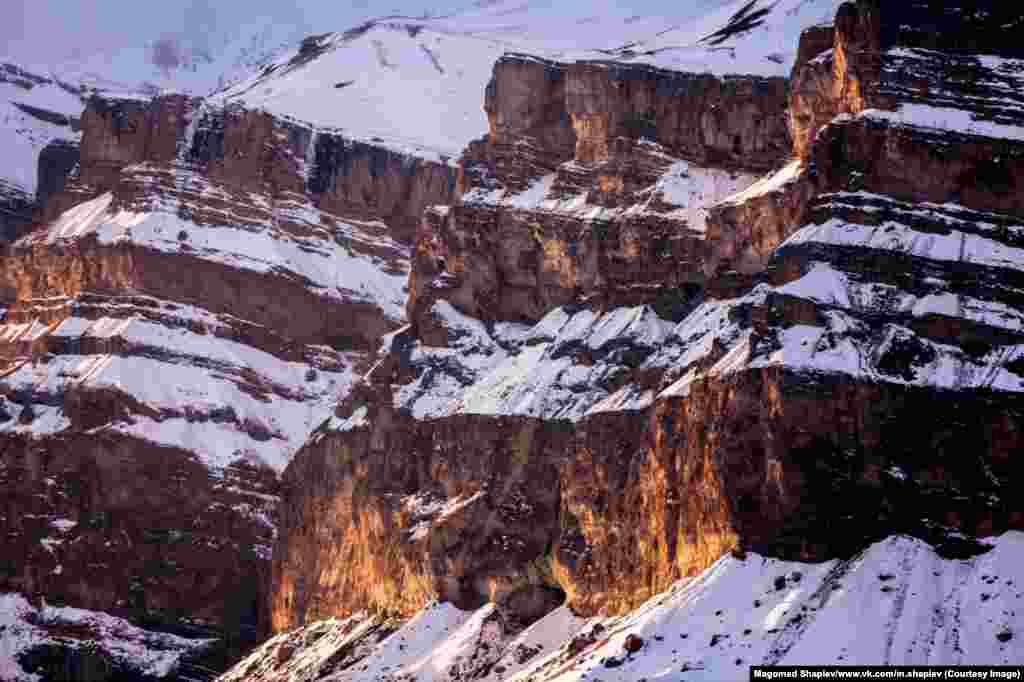 "Потом я узнал о фотографии", – вспоминает он. Снимать Шапиев обучился сам. Его пейзажи пришлись людям по вкусу – в социальной сети инстаграм на фотографа подписаны свыше 120 тысяч человк