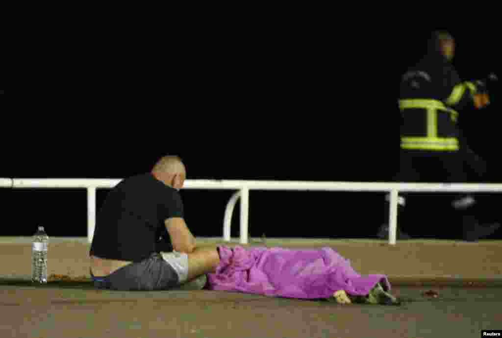 Нападавший – 31-летний житель Франции тунисского происхождения Мохамед Лахуайедж Булель (Mohamed Lahouaiej Bouhlel). Его опознали по документам: в момент нападения они были при нем. Он работал в службе доставки