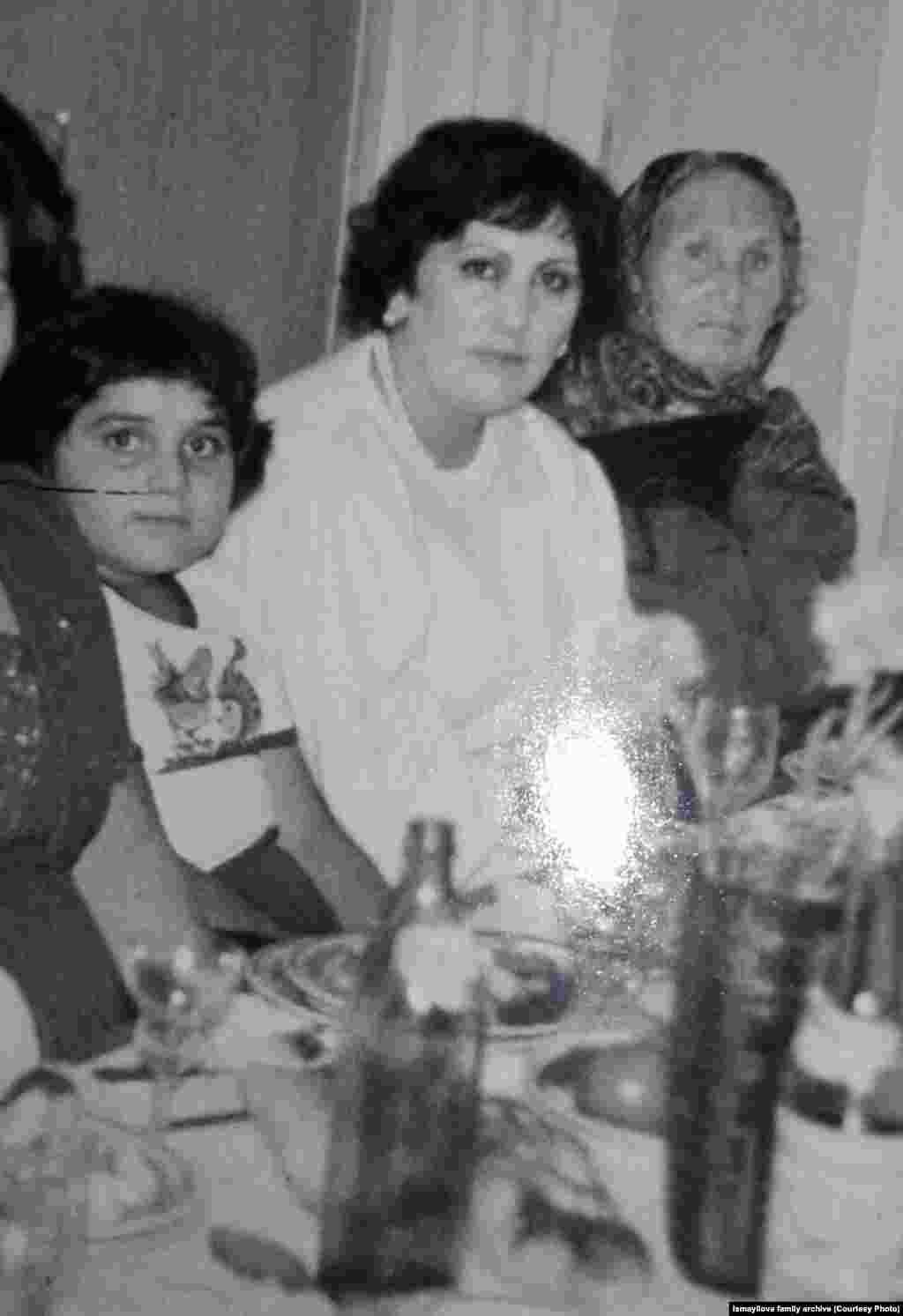 Более того, по данным ее расследований, президентская семья контролирует минимум шесть роскошных отелей в Баку, а дочери Алиева Лейле принадлежит роскошный особняк на Рублевке под Москвой