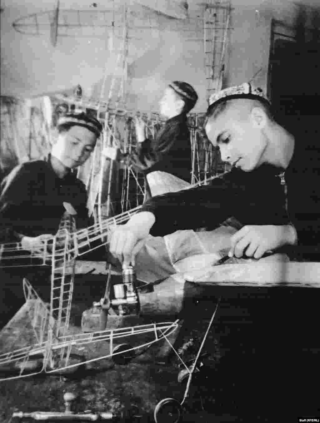 Первый президент Узбекистана Ислам Каримов (справа) делает модель самолета. В 1940-х годах молодого Каримова на несколько лет отдали в детский дом.