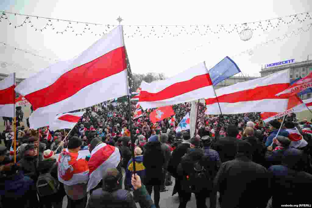 После короткой речи на площади Независимости оппозиционер Павел Северинец призвал участников акции идти к площади Свободы. В протестном шествии на разных этапах участвовали от нескольких сотен до тысячи человек. Фото: svaboda.org (RFE/RL)
