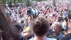 Три дня протестов в Хабаровске: на улицы вышли до 30 тысяч человек Три дня протестов в Хабаровске: на улицы вышли до 30 тысяч человек