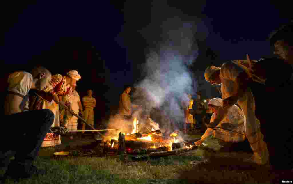 Древние славяне верили, что во время Недели нужно отдыхать. Русалки могли наказать тех, кто пытался работать в праздник: вытоптать проросшие колосья, наслать бури или засуху  