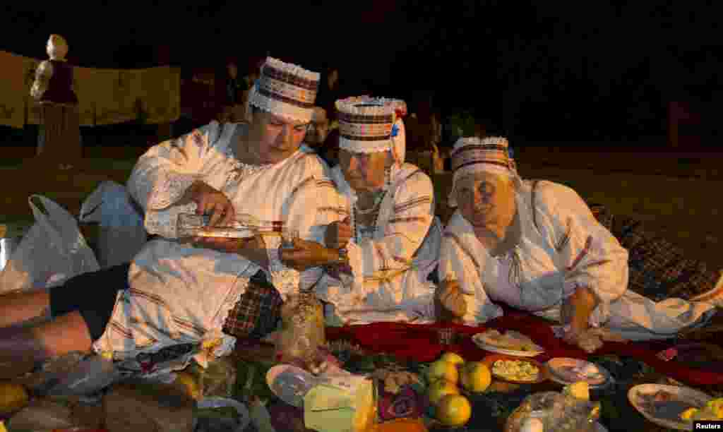 Чтобы уберечься от "русальего приворота", надо было носить с собой резко пахнущие растения: полынь, хрен и чеснок