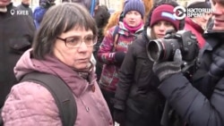 Женщина пришла голосовать в посольство РФ в Киеве. Ее не пустили и кинули в нее снегом Женщина пришла голосовать в посольство РФ в Киеве. Ее не пустили и кинули в нее снегом