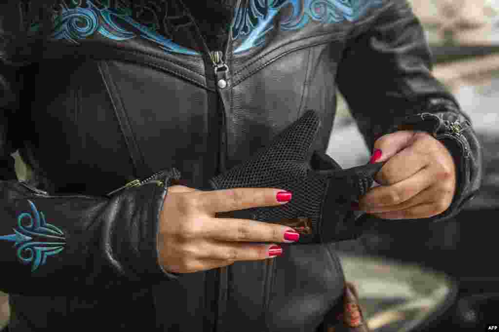 Другая египтянка – Дина Вассеф – занимается ездой на мотоцикле уже шесть лет. За все это время она слышала лишь позитивные отзывы о своем увлечении