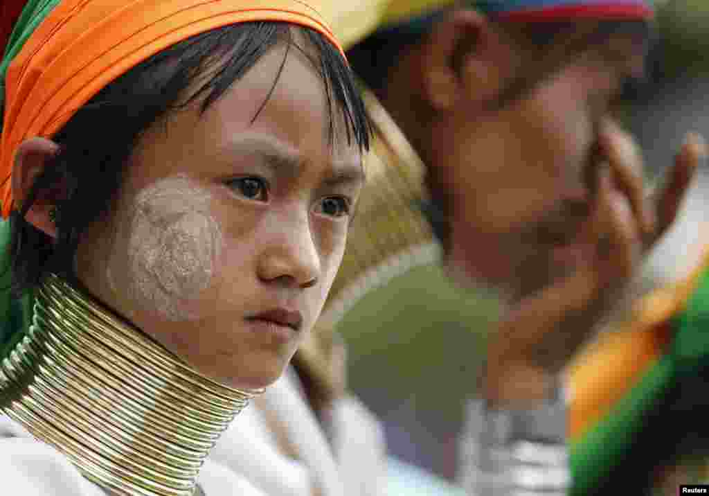 За время военной диктатуры личная жизнь населения строго контролировались властями. Под пристальным вниманием, к примеру, была электронная переписка.  На фото - юная бирманка на одной из предвыборных кампаний