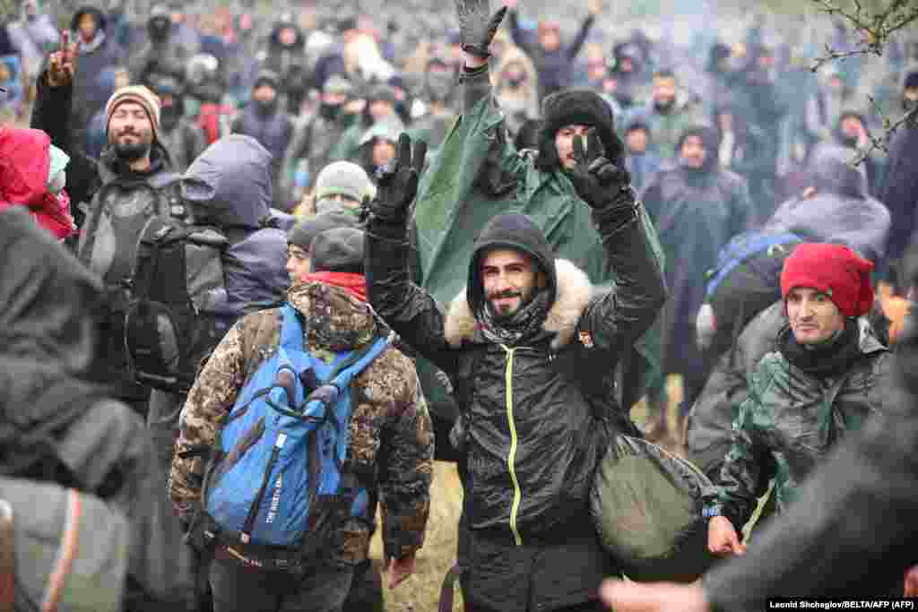 Когда мигранты подошли к границе, они не стали штурмовать КПП: люди в форме отправили их группами в лес, к приграничной полосе 