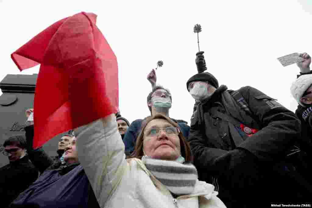 На площади собрались люди самых разных взглядов – от ядерного электората КПРФ до сторонников Алексея Навального