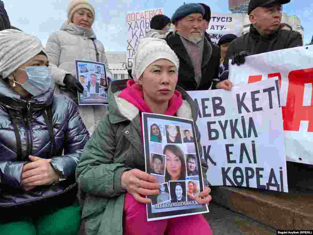 Собравшиеся выкрикивали: "Назарбаев сотталсын!" ("Судить Назарбаева!"). Также были слышны призывы ввести персональные санкции против экс-президента и против министра внутренних дел Ерлана Тургумбаева. Протестующие требовали импичмента президента Касым-Жомарта Токаева и объявления досрочных президентских выборов