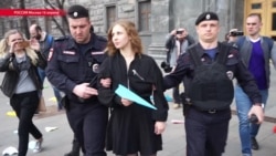 Акция "бумажные самолетики" у здания ФСБ в Москве в поддержку Telegram Акция "бумажные самолетики" у здания ФСБ в Москве в поддержку Telegram