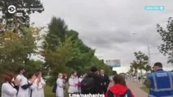 "Пошли со мной, поговорим пошли". Медики, вставшие в живую цепь в Минске, отказались уйти по призыву министра "Пошли со мной, поговорим пошли". Медики, вставшие в живую цепь в Минске, отказались уйти по призыву министра