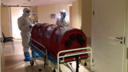 "Страшно сейчас всем". Как Латвия противостоит коронавирусу на примере одной региональной больницы "Страшно сейчас всем". Как Латвия противостоит коронавирусу на примере одной региональной больницы