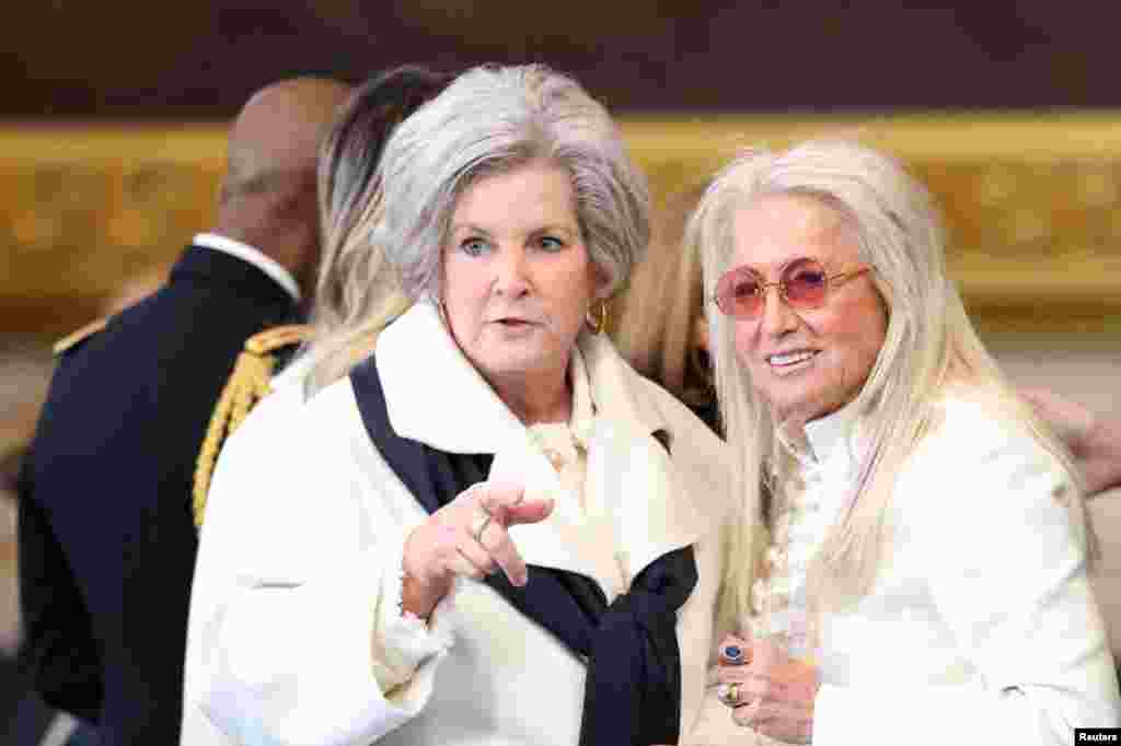 Глава администрации избранного президента США Дональда Трампа Сьюзи Уайлс c гостьей. 