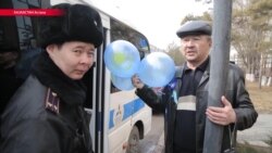 В Казахстане во время Навруза задерживали людей с голубыми шариками В Казахстане во время Навруза задерживали людей с голубыми шариками