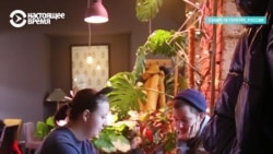 Как работает кафе "Огурцы", где официанты и баристы – люди с особенностями развития Как работает кафе "Огурцы", где официанты и баристы – люди с особенностями развития