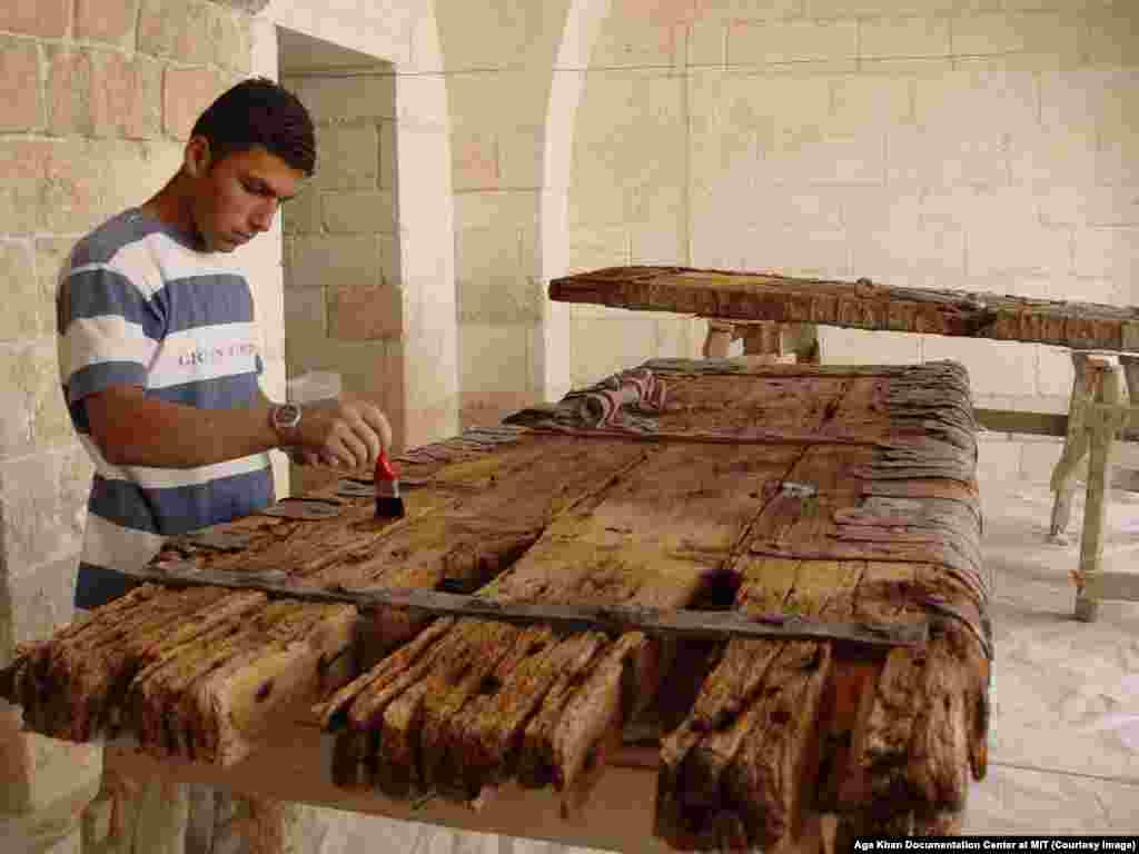 Когда сын Хафеза Асада Башар дал президентскую клятву в 2000 году, страна питала надежды, что политический режим в стране смягчится. Особенно после того, что новый алавитский президент женился на суннитке британского происхождения. Но надежды не оправдались: репрессии против суннитов продолжались На фото – молодой сириец реставрирует старинную дверь, 2004 год