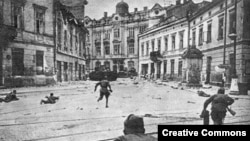 Советские войска ведут бой во Львове. Июль, 1944 года
