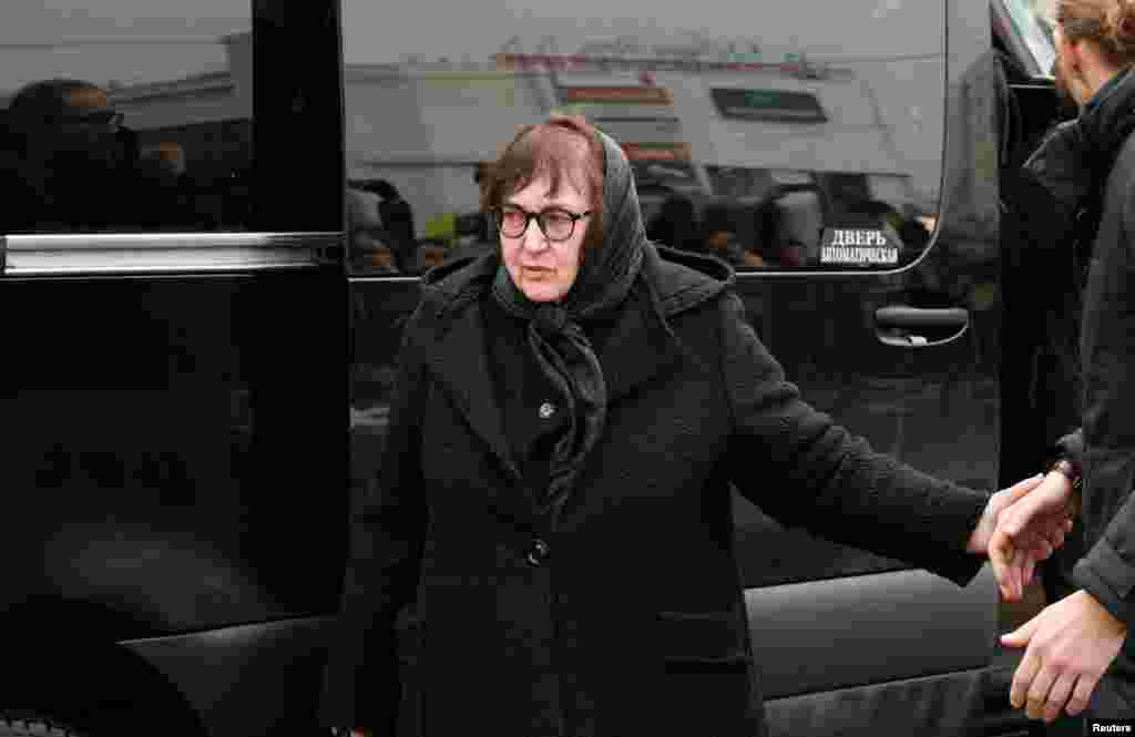 Мать политика Людмила Навальная у входа в храм  