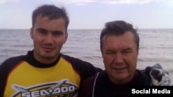 Экс-президент Украины Виктор Янукович с сыном Виктором