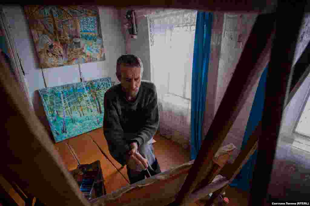 "Я веду ночной образ жизни. А днем чаще сплю. Времени для меня не существует", – говорит художник, работая над новым пейзажем