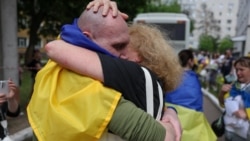 "Мамулечка, я дома!" Как в Украине встречали освобожденных пленных "Мамулечка, я дома!" Как в Украине встречали освобожденных пленных