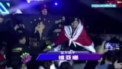 Белорусская чемпионка Виктория Дворянинович вышла с бело-красно-белым флагом Белорусская чемпионка Виктория Дворянинович вышла с бело-красно-белым флагом