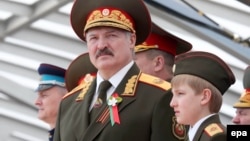 Александр Лукашенко с младшим сыном Николаем на параде победы 9 мая