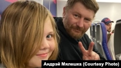 Белорусский журналист Андрей Мелешко и его 11-летняя дочь