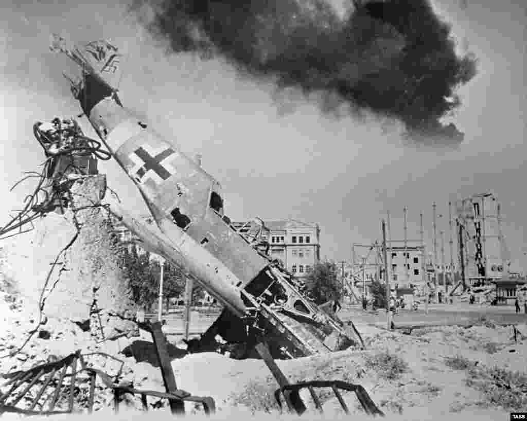Сбитый немецкий истребитель Мессершмитт-109 в центре разрушенного Сталинграда. 