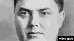 Георгий Маленков (тогда - зампредседателя Совета министров СССР) - американский актер Джеффри Тамбор. Тамбор известен своими ролями в комедийных сериалах Arrested Development и The Larry Sanders Show. Маленков многими на момент смерти Сталина считался преемником "вождя народов": именно он занял его кабинет и первым выступил на похоронах. Близкий друг Берии и Ежова: историки считают его одним из главных вдохновителей и идеологов репрессий конца 30-х и "Ленинградского дела"