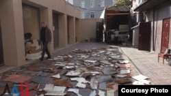 Представители "ДНР" передают обломки малазийского "Боинга" криминалистам из Нидерландов, 1 октяюря 2015