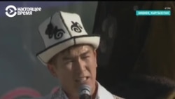 Акын на Дне независимости спел перед президентом о коррупции в стране Акын на Дне независимости спел перед президентом о коррупции в стране