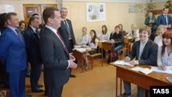 Медведев в школе в Крыму