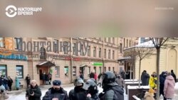 В Петербурге полицейский угрожает протестующим пистолетом В Петербурге полицейский угрожает протестующим пистолетом