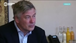 Болдуин целился в объектив: режиссер фильма Rust дал показания о том, как была убита Галина Хатчинс Болдуин целился в объектив: режиссер фильма Rust дал показания о том, как была убита Галина Хатчинс