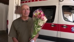 Владелец цветочного бизнеса бесплатно дарит женщинам букеты Владелец цветочного бизнеса бесплатно дарит женщинам букеты