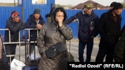 Мигранты из Таджикистана ждут на границе России и Казахстана, фото от 16 марта 2020 года