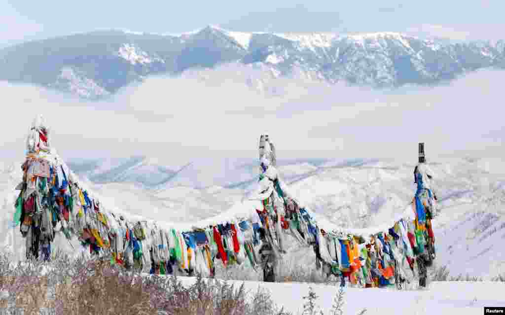 Во времена СССР шаманизм был нелегальным. Но после распада Союза практика стала активно возрождаться, хотя былой востребованности конфессии добиться так и не удалось На фото – священное место для тувинских буддистов и шаманистов по дороге в Кызыл