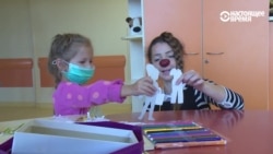 Две порции смеха вместо уколов, принимать под присмотром клоуна Две порции смеха вместо уколов, принимать под присмотром клоуна