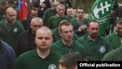 Милан Мазурек (на переднем плане) принимает участие в шествии партии Kotleba-Lidova strana Nase Slovensko (LSNS)