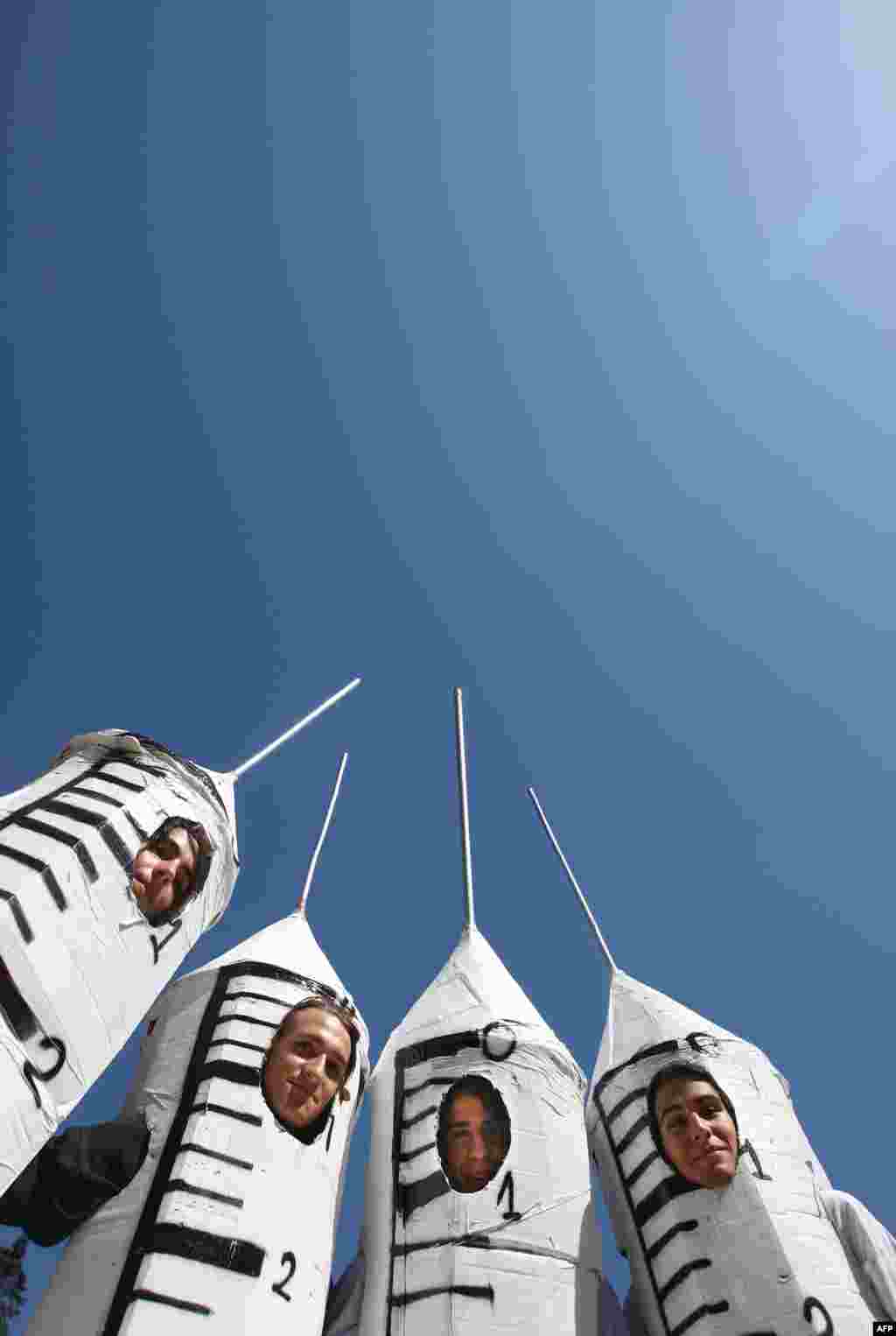 Несмотря на то, что допинговая проблема не вызывает большого ажиотажа в обществе, протесты против использования запрещенных препратов в спорте проходят регулярно На фото – французские студенты в костюмах шприцов выступают против использования допинга на крупнейших велосоревнованиях "Тур де Франс"