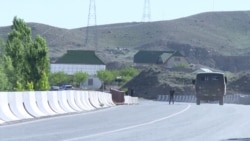 Пострадавшие из-за конфликта на кыргызско-таджикской границе уезжают из своих сел Пострадавшие из-за конфликта на кыргызско-таджикской границе уезжают из своих сел