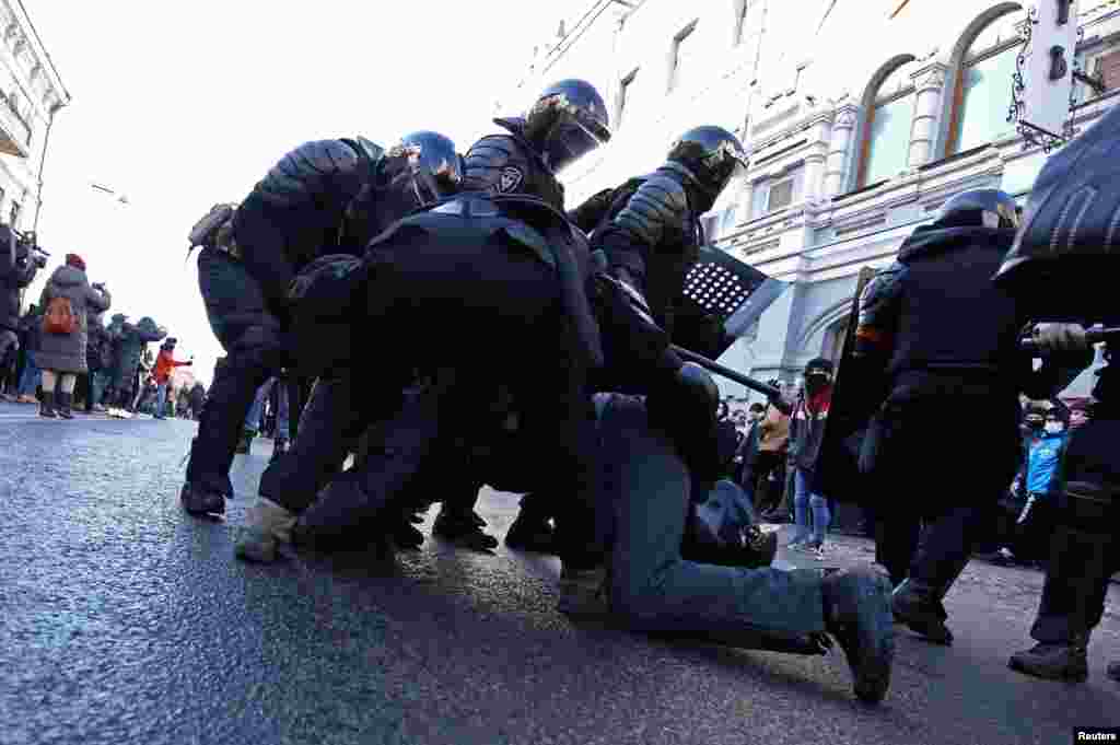 Акции уже прошли как минимум в 13 крупных городах, в том числе Хабаровске, Южно-Сахалинске, Якутске. На фото – массовые задержания прошли во Владивостоке