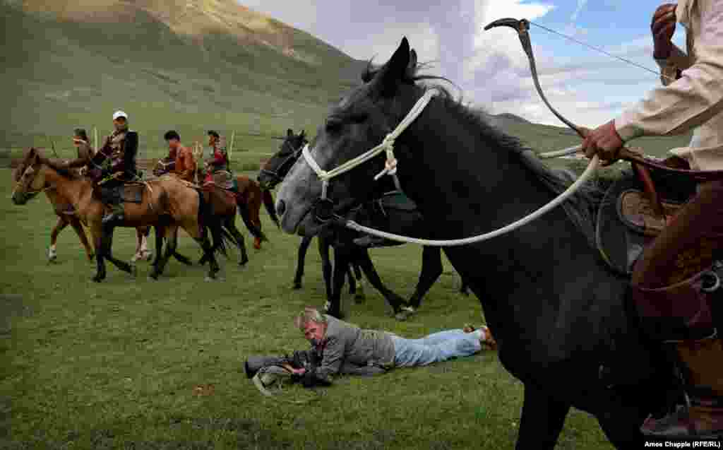 С 3 по 8 сентября на Иссык-Куле проходили вторые Игры кочевников. В организации такого масштабного события было много недостатков, жалуется фотограф. Расписание соревнований менялось чуть ли не каждый день, почти ни одно состязание не началось вовремя, и мало кто знал, где вообще проходят мероприятия. Картина выбегающих на дорогу журналистов, которые пытаются "затормозить" хоть какой-нибудь автомобиль, чтобы успеть на следующее соревнование, до которого ехать час, была на игрых не редкостью