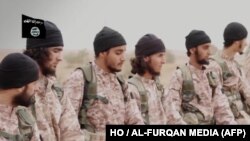 На фото – предположительно, боевики из "ИГ", они готовятся обезглавить заложников. Дата и место не идентифицированы